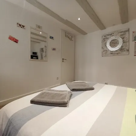 - Centre Historique - Equipee - Salle D'eau Et Wc Prives *